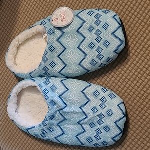 New with tags! Womens L/XL blue and white faux fur slip on slippers